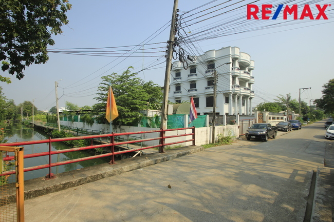 ขายที่ดินบางแค เพชรเกษม : ที่ดินเพชรเกษม77แยก4-1 ที่ถมแล้วมีกำแพงล้อมรอบ แปลงมุมติดคลอง หน้าวัดระฆังพรหมรังสี 181ตารางวา เหมาะสร้างบ้าน สำนักงาน หอพัก แถมแบบก่อสร้างฟรี 34,000/วา