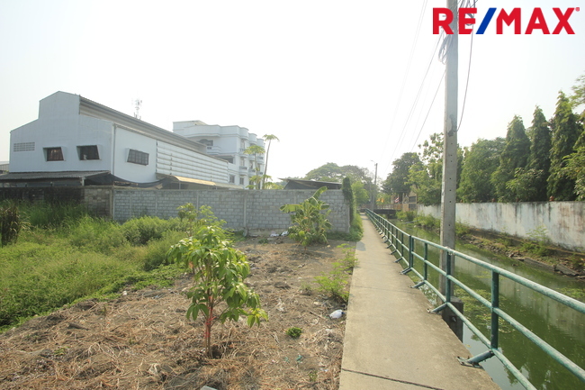 ขายที่ดินบางแค เพชรเกษม : ที่ดินเพชรเกษม77แยก4-1 ที่ถมแล้วมีกำแพงล้อมรอบ แปลงมุมติดคลอง หน้าวัดระฆังพรหมรังสี 181ตารางวา เหมาะสร้างบ้าน สำนักงาน หอพัก แถมแบบก่อสร้างฟรี 34,000/วา