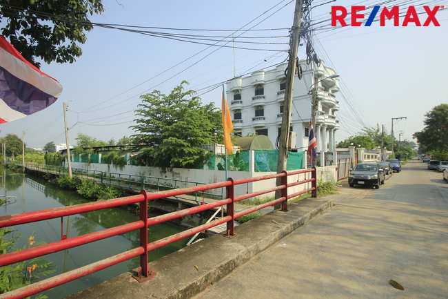 ขายที่ดินบางแค เพชรเกษม : ที่ดินเพชรเกษม77แยก4-1 ที่ถมแล้วมีกำแพงล้อมรอบ แปลงมุมติดคลอง หน้าวัดระฆังพรหมรังสี 181ตารางวา เหมาะสร้างบ้าน สำนักงาน หอพัก แถมแบบก่อสร้างฟรี 34,000/วา