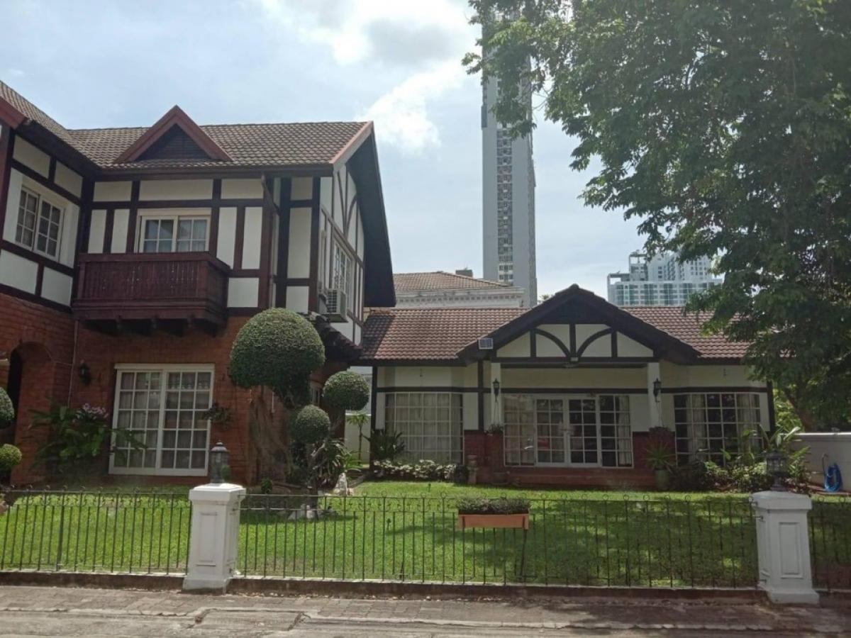 ขายบ้านสุขุมวิท อโศก ทองหล่อ : 📢👇 ขายบ้าน 2 หลัง  แปลงหัวมุม ในหมู่บ้านที่มีระบบการรักษาความปลอดภัยที่ดี สงบ เงียบ เดินทางสะดวก หลายเส้นทางขายพร้อมเฟอร์นิเจอร์สไตล์จีนคลาสสิคฝังมุก