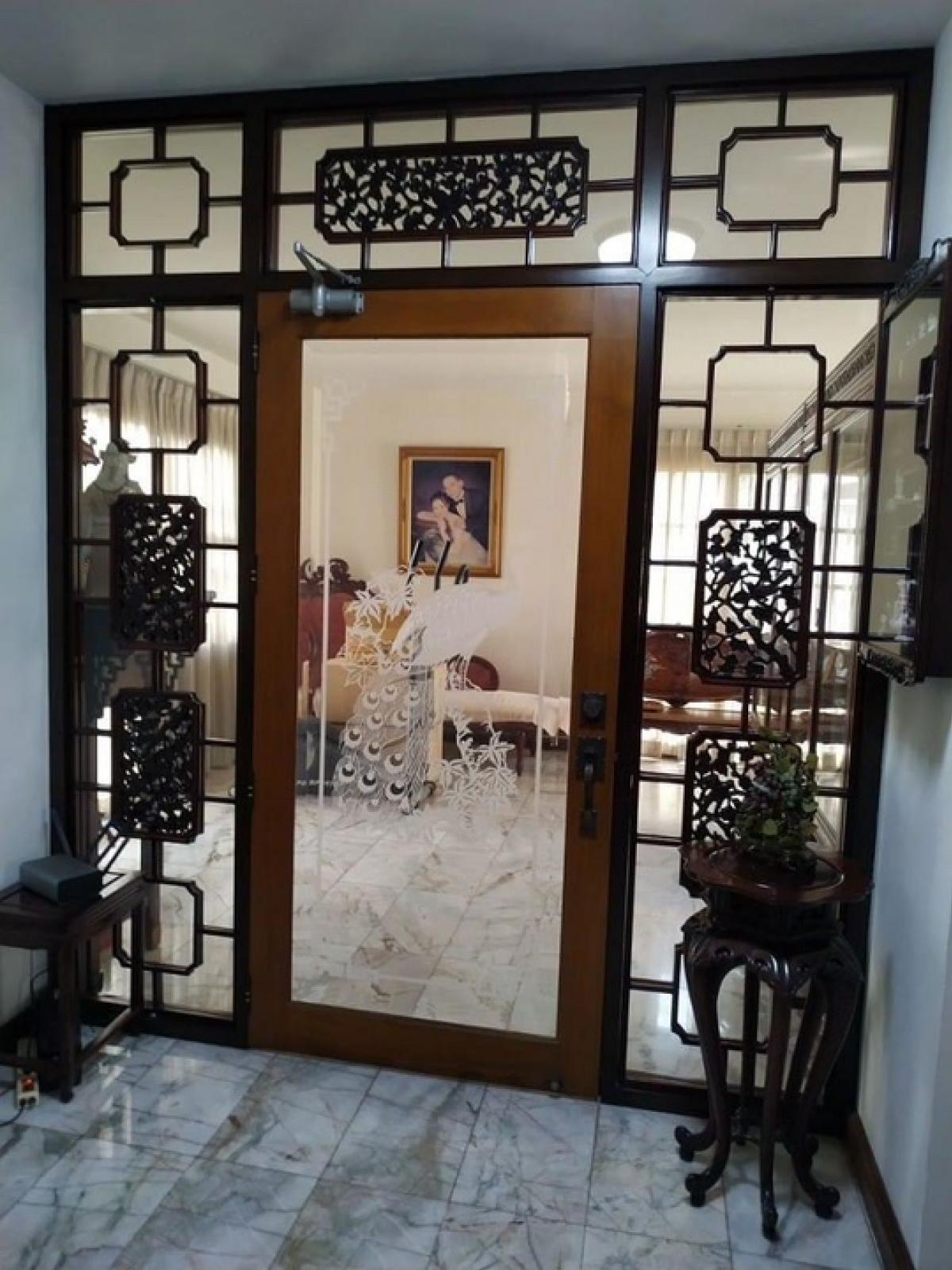 ขายบ้านสุขุมวิท อโศก ทองหล่อ : 📢👇 ขายบ้าน 2 หลัง  แปลงหัวมุม ในหมู่บ้านที่มีระบบการรักษาความปลอดภัยที่ดี สงบ เงียบ เดินทางสะดวก หลายเส้นทางขายพร้อมเฟอร์นิเจอร์สไตล์จีนคลาสสิคฝังมุก