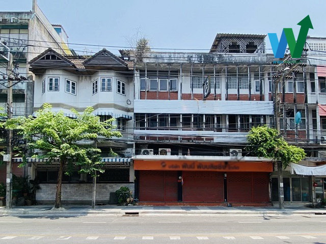 For SaleShop HouseKasetsart, Ratchayothin : Property code: P15005 Commercial building for sale, Phahonyothin 32, 5 units, 4 floors, area 65 square wah, usable area 1,050 square meters, 1st floor made into 1 large office zone, the remaining zone is a spacious open space. The area can be adjusted 