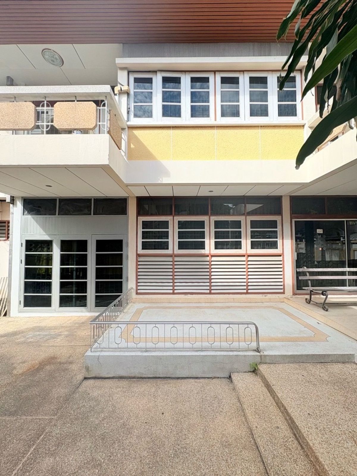 For SaleHouseSapankwai,Jatujak : 📢 Exclusive Listing! Three Houses on a Rare Square-Shaped Land Plot in Inthamara–Saphan Khwai | Only 600 m to BTS | Prime Access to Sutthisan–Phahonyothin–Vibhavadi
