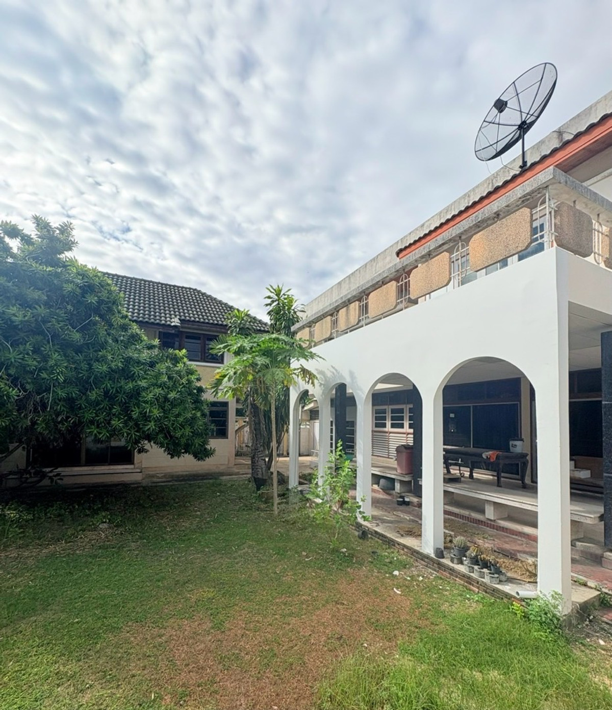 For SaleHouseSapankwai,Jatujak : 📢 Exclusive Listing! Three Houses on a Rare Square-Shaped Land Plot in Inthamara–Saphan Khwai | Only 600 m to BTS | Prime Access to Sutthisan–Phahonyothin–Vibhavadi