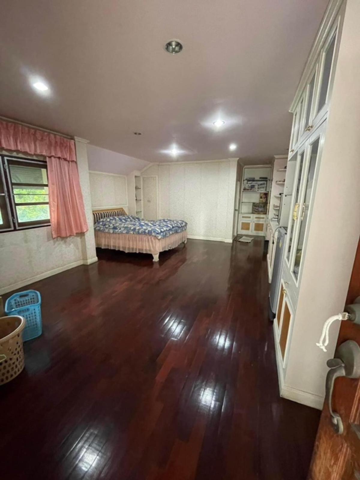 For SaleHouseSapankwai,Jatujak : 📢 Exclusive Listing! Three Houses on a Rare Square-Shaped Land Plot in Inthamara–Saphan Khwai | Only 600 m to BTS | Prime Access to Sutthisan–Phahonyothin–Vibhavadi