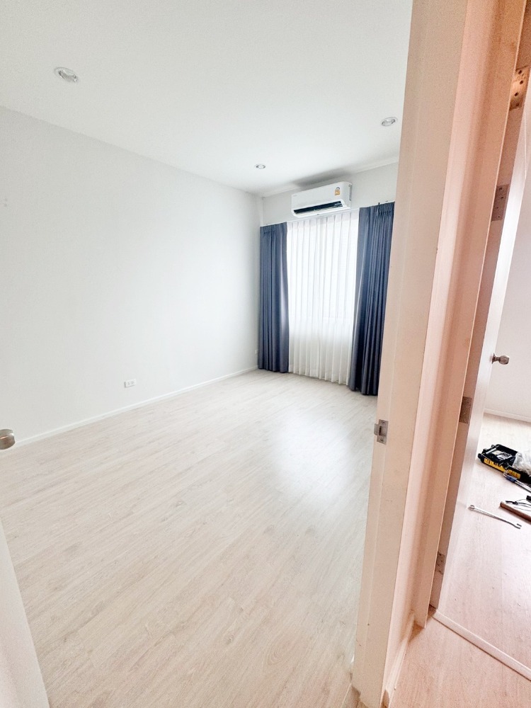 For SaleTownhomePathum Thani,Rangsit, Thammasat : Townhome for sale, Foret Lam Luk Ka-Khlong 5, 2 floors, 3 bedrooms, 2 bathrooms, 17.1 sqw, very new condition, next to the motorway.