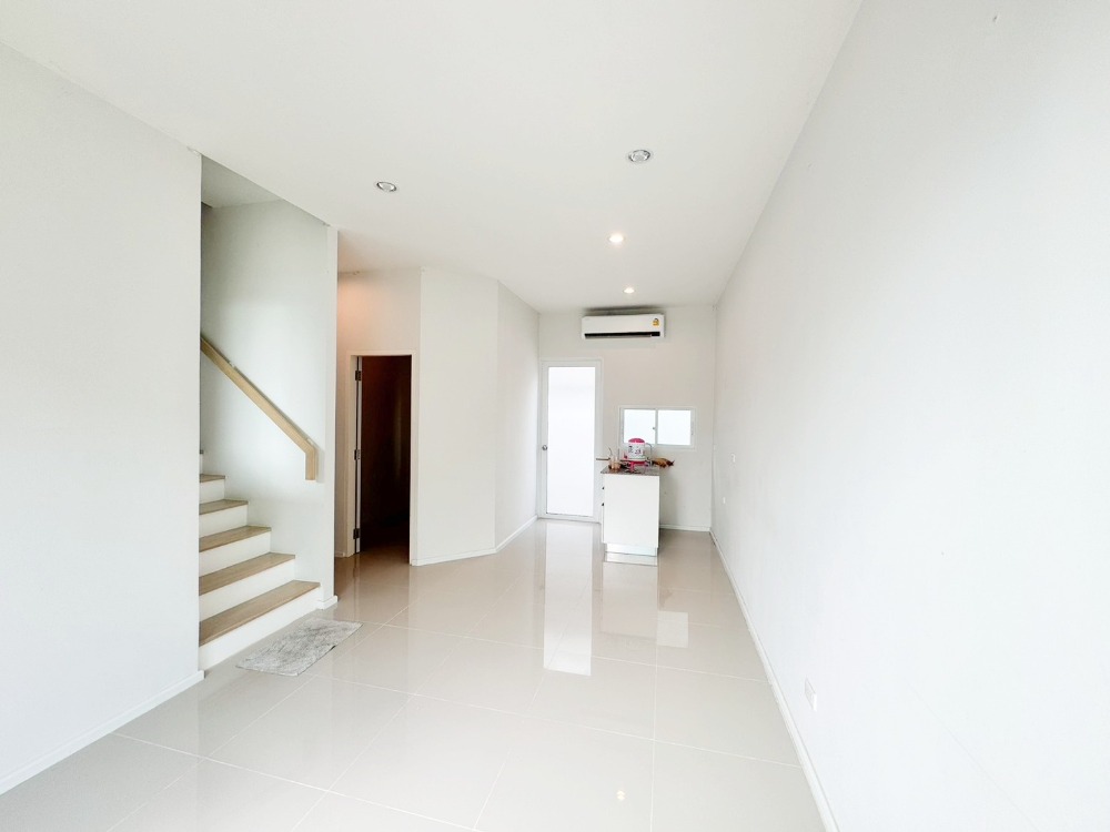 For SaleTownhomePathum Thani,Rangsit, Thammasat : Townhome for sale, Foret Lam Luk Ka-Khlong 5, 2 floors, 3 bedrooms, 2 bathrooms, 17.1 sqw, very new condition, next to the motorway.