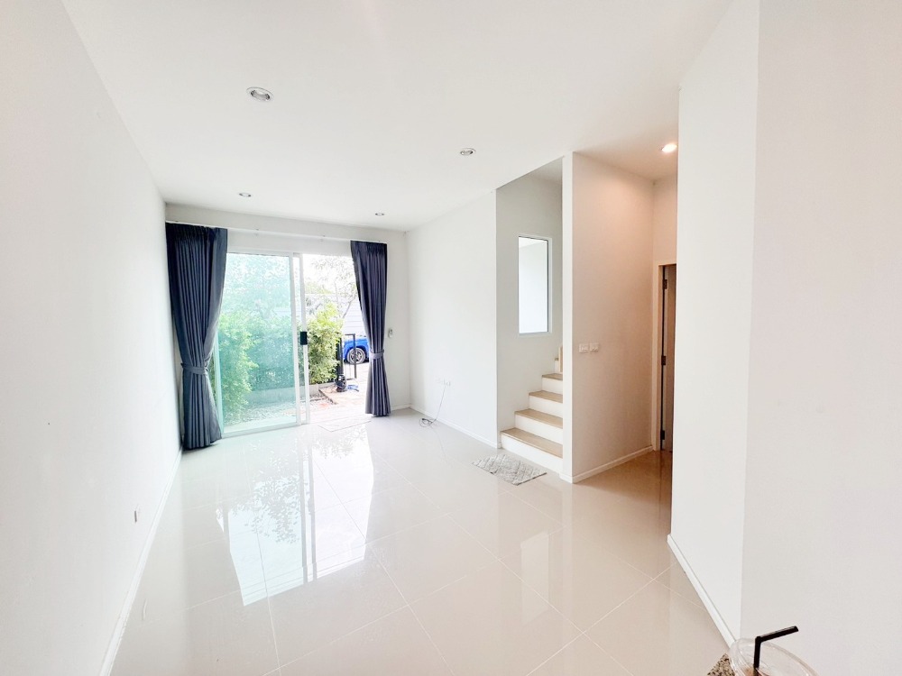 For SaleTownhomePathum Thani,Rangsit, Thammasat : Townhome for sale, Foret Lam Luk Ka-Khlong 5, 2 floors, 3 bedrooms, 2 bathrooms, 17.1 sqw, very new condition, next to the motorway.