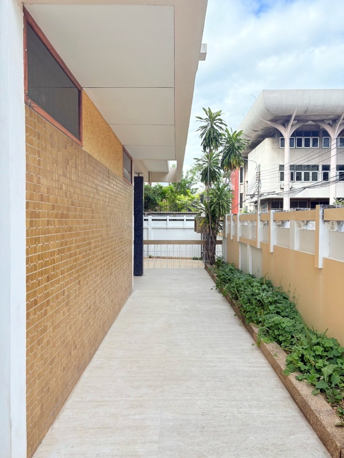 For SaleHouseSapankwai,Jatujak : 📢 Exclusive Listing! Three Houses on a Rare Square-Shaped Land Plot in Inthamara–Saphan Khwai | Only 600 m to BTS | Prime Access to Sutthisan–Phahonyothin–Vibhavadi