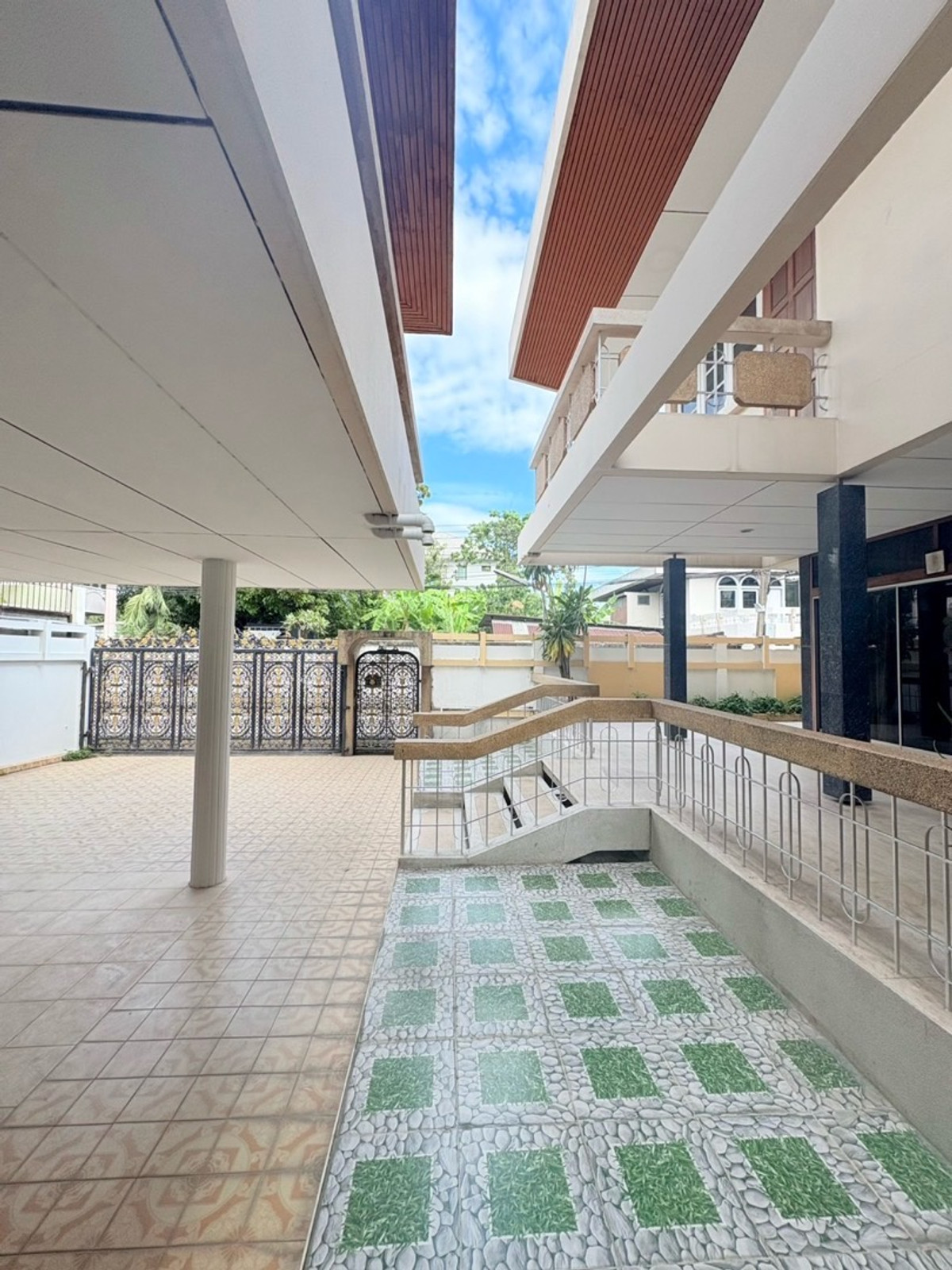 For SaleHouseSapankwai,Jatujak : 📢 Exclusive Listing! Three Houses on a Rare Square-Shaped Land Plot in Inthamara–Saphan Khwai | Only 600 m to BTS | Prime Access to Sutthisan–Phahonyothin–Vibhavadi