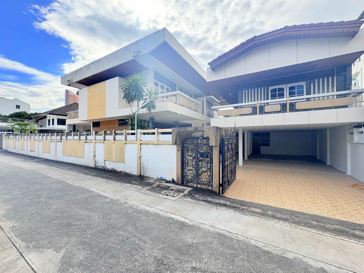 For SaleHouseSapankwai,Jatujak : 📢 Exclusive Listing! Three Houses on a Rare Square-Shaped Land Plot in Inthamara–Saphan Khwai | Only 600 m to BTS | Prime Access to Sutthisan–Phahonyothin–Vibhavadi