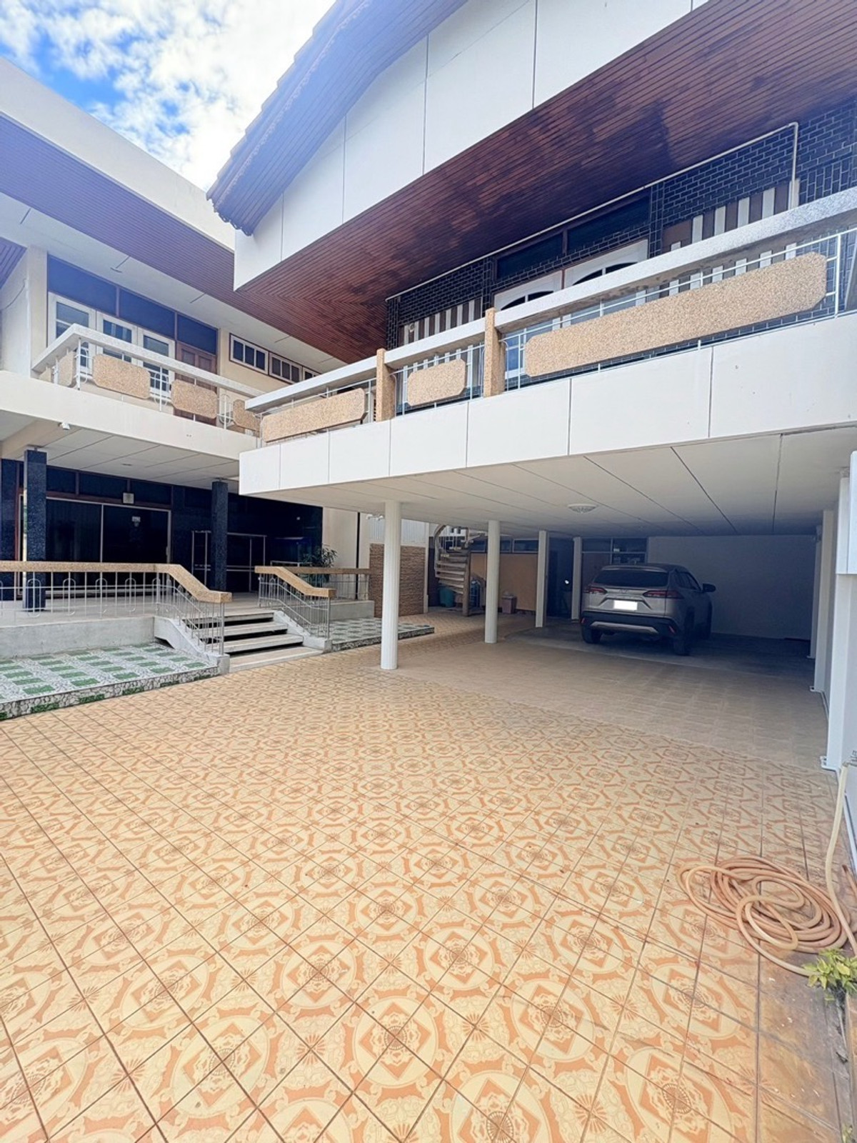 For SaleHouseSapankwai,Jatujak : 📢 Exclusive Listing! Three Houses on a Rare Square-Shaped Land Plot in Inthamara–Saphan Khwai | Only 600 m to BTS | Prime Access to Sutthisan–Phahonyothin–Vibhavadi