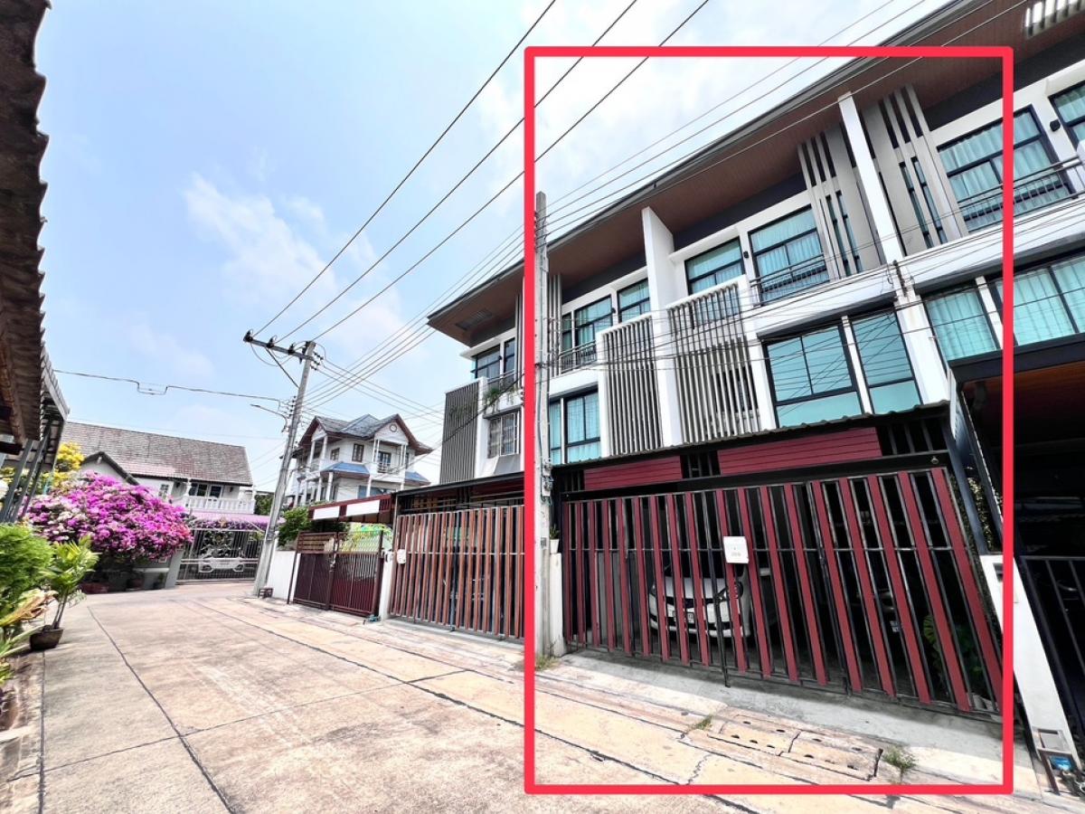 ขายทาวน์โฮมโชคชัย4 ลาดพร้าว71 : ขายด่วน‼️ ทาวน์โฮม 3 ชั้น พื้นที่ 20 วา ขนาด 3 นอน 3 น้ำ จอดรถได้ 2 คัน ลาดพร้าว โชคชัย 4 ซอย 18