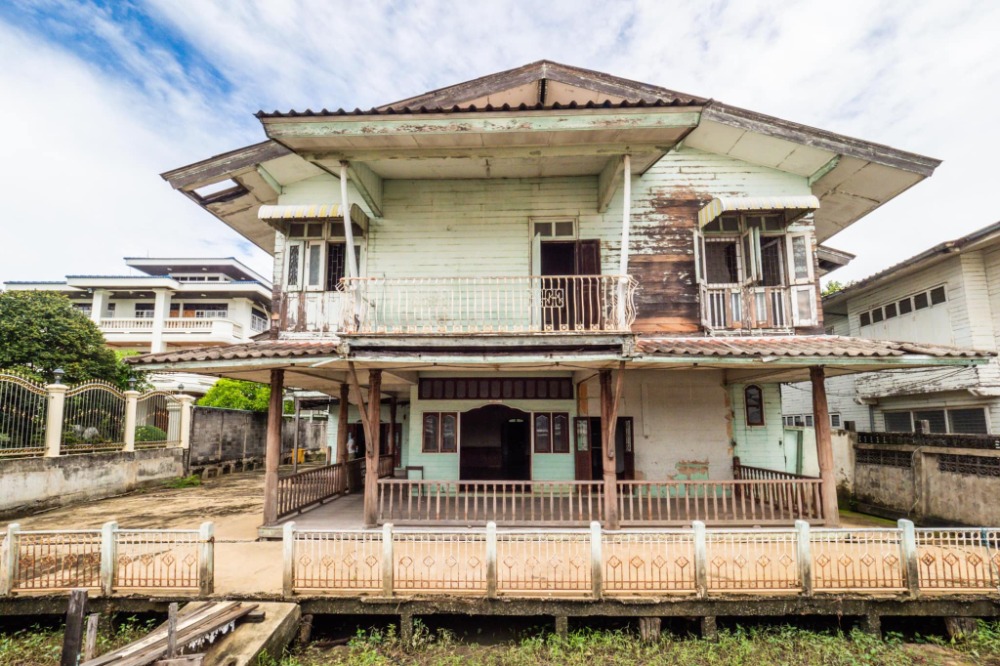 For SaleLandPinklao, Charansanitwong : Land for sale next to the Chao Phraya River, Soi Charansanitwong 74/1, view overlooking Sappaya Saphasathan, Soi next to MRT Bang Phlat.