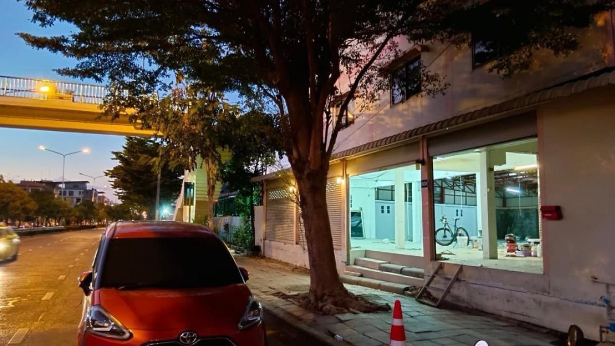 ขายอาคารพาณิชย์พระราม 3 สาธุประดิษฐ์ : 📢👇Sell with or possible without tenant 
 The three-story building is located along the main road in Yan Nawa, Sathu Pradit for sell with tenant til April 26