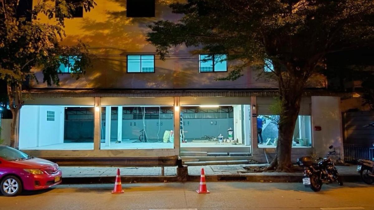 ขายอาคารพาณิชย์พระราม 3 สาธุประดิษฐ์ : 📢👇Sell with or possible without tenant 
 The three-story building is located along the main road in Yan Nawa, Sathu Pradit for sell with tenant til April 26