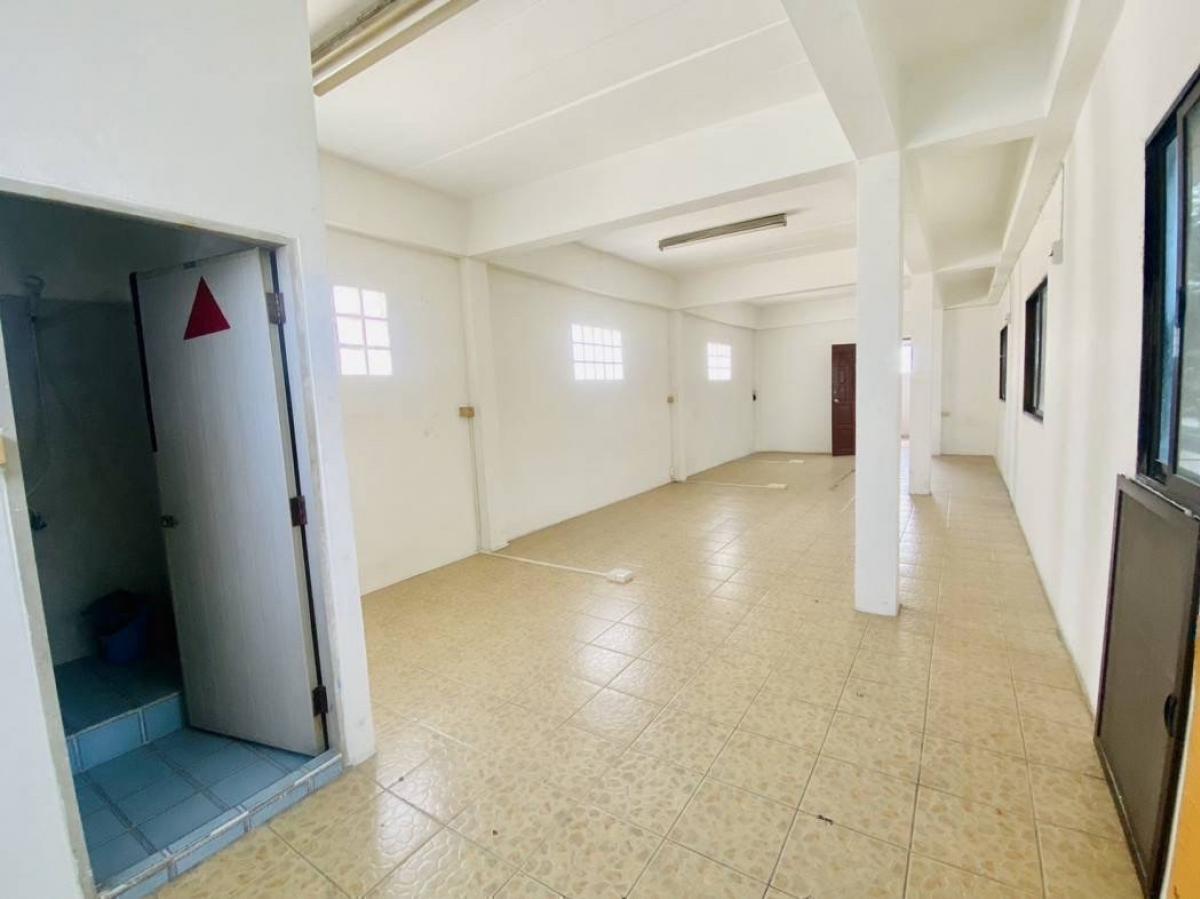 ขายอาคารพาณิชย์พระราม 3 สาธุประดิษฐ์ : 📢👇Sell with or possible without tenant 
 The three-story building is located along the main road in Yan Nawa, Sathu Pradit for sell with tenant til April 26