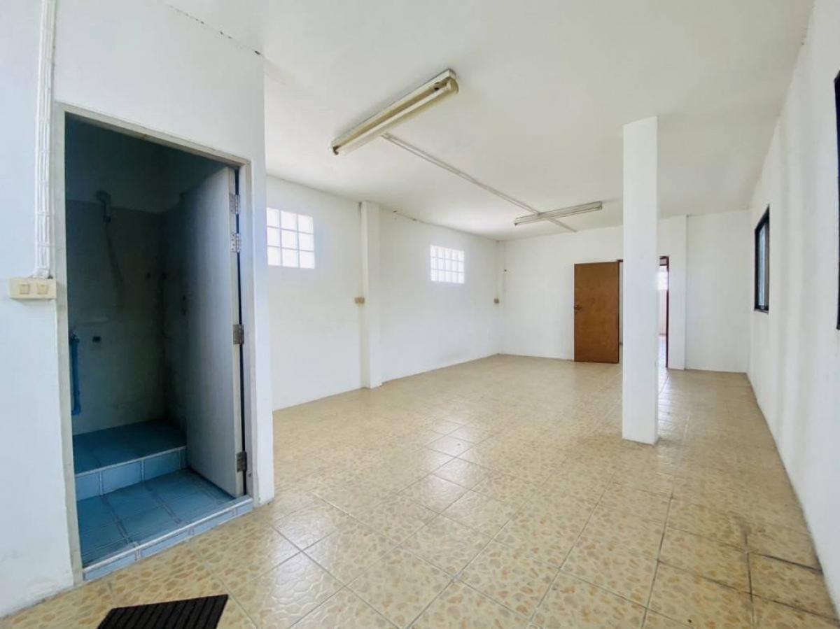 ขายอาคารพาณิชย์พระราม 3 สาธุประดิษฐ์ : 📢👇Sell with or possible without tenant 
 The three-story building is located along the main road in Yan Nawa, Sathu Pradit for sell with tenant til April 26