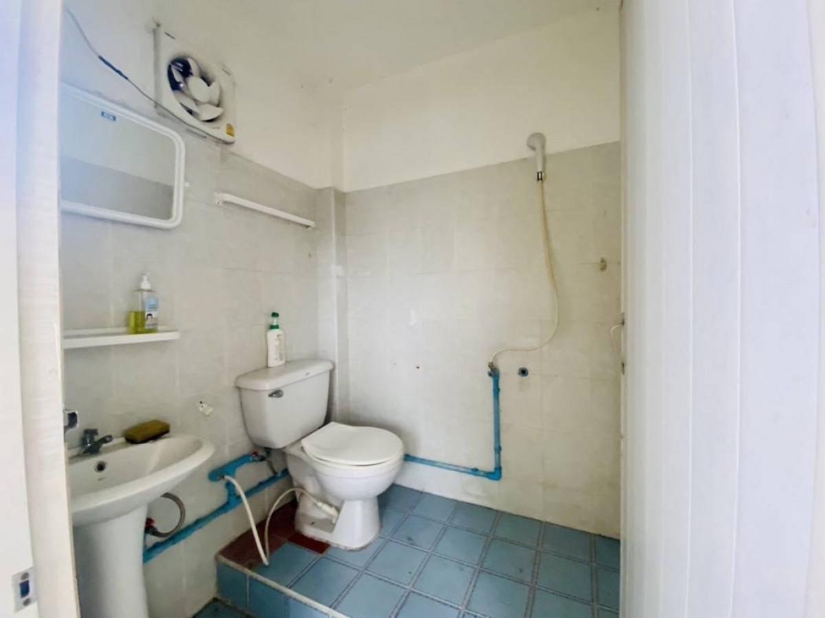 ขายอาคารพาณิชย์พระราม 3 สาธุประดิษฐ์ : 📢👇Sell with or possible without tenant 
 The three-story building is located along the main road in Yan Nawa, Sathu Pradit for sell with tenant til April 26