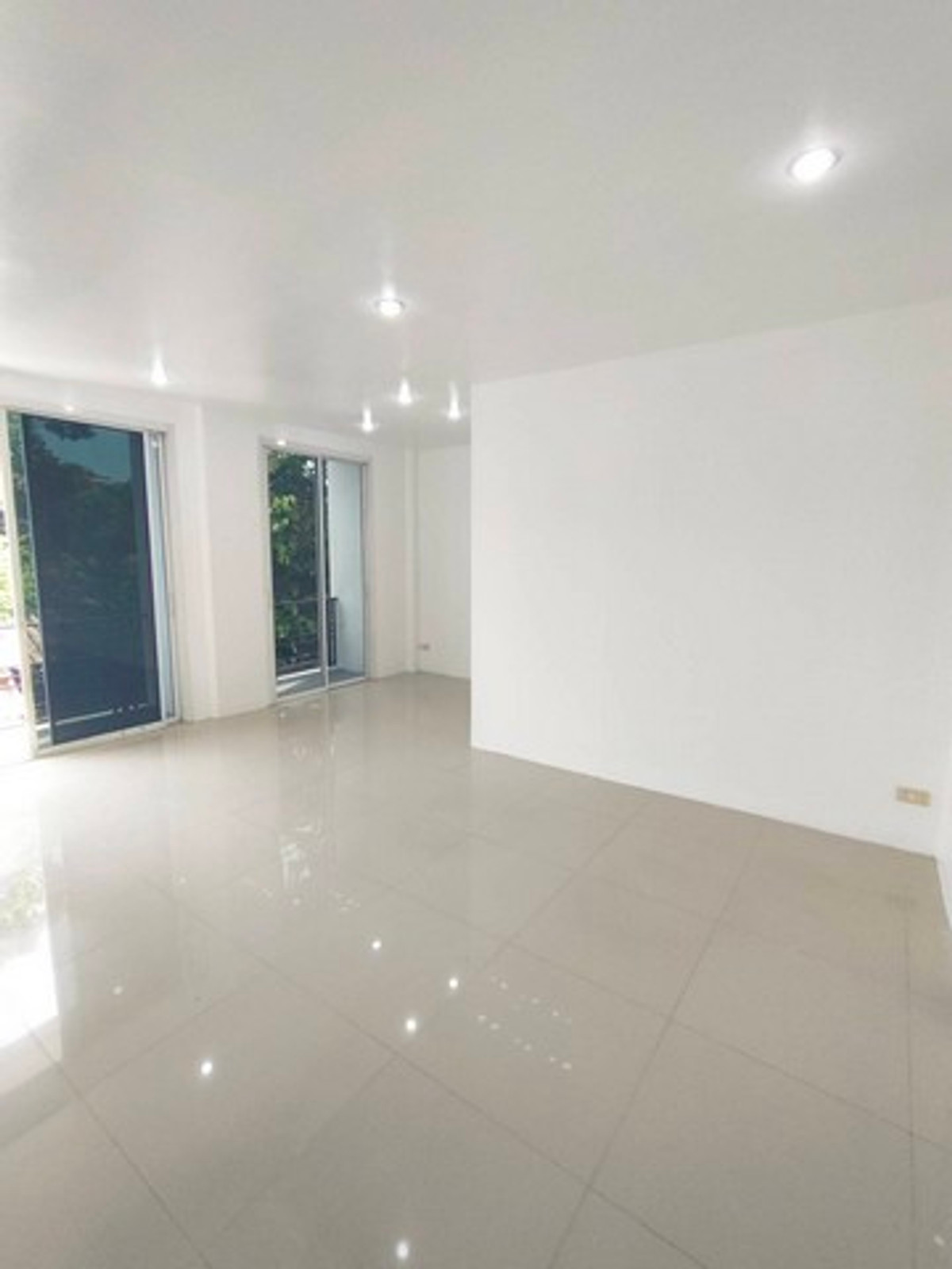 For RentWarehouseNawamin, Ramindra : Warehouse for rent in the Ramintra area, Sukhapiban 5, area 1-0-99 rai, area 500 square meters, near MRT Ramintra Km. 4, Sukhapiban 5, along the expressway, suitable for a warehouse, central kitchen, shops.