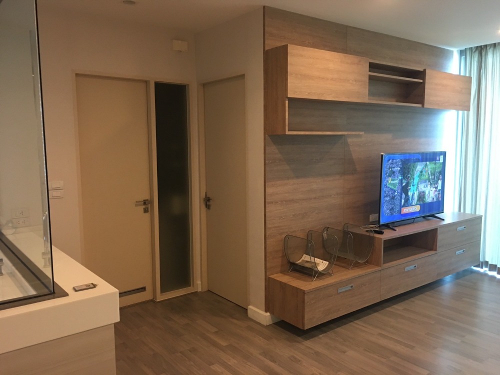 For RentCondoWongwianyai, Charoennakor : The Room BTS Wongwianyai for rent 39k 064-274-8883