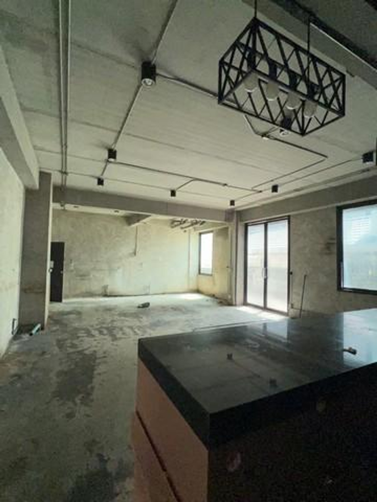 Warehouse for rent, 400 sq m, Huai Khwang area, 20 June, Ratchada, Sutthisan, near MRT Ratchada, MRT Sutthisan, warehouse 8 meters high, door 4 meters high. Loading...