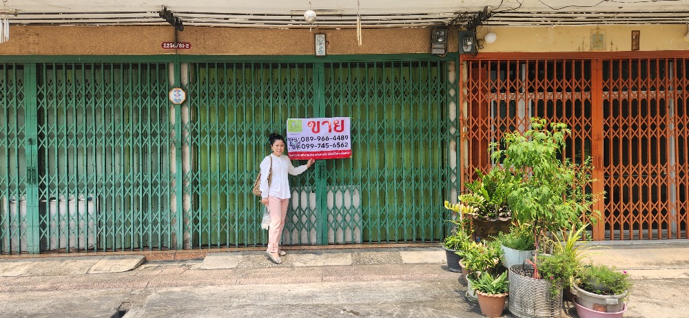 For SaleShop HouseSathorn, Narathiwat : There is nothing more special than this! Urgent sale for only 11.5 million baht, commercial building, 4.5 floors, 2 units, Charoen Krung 76/2, in front of the house will not hit anyone, parking for 4 cars, near Asiatique.