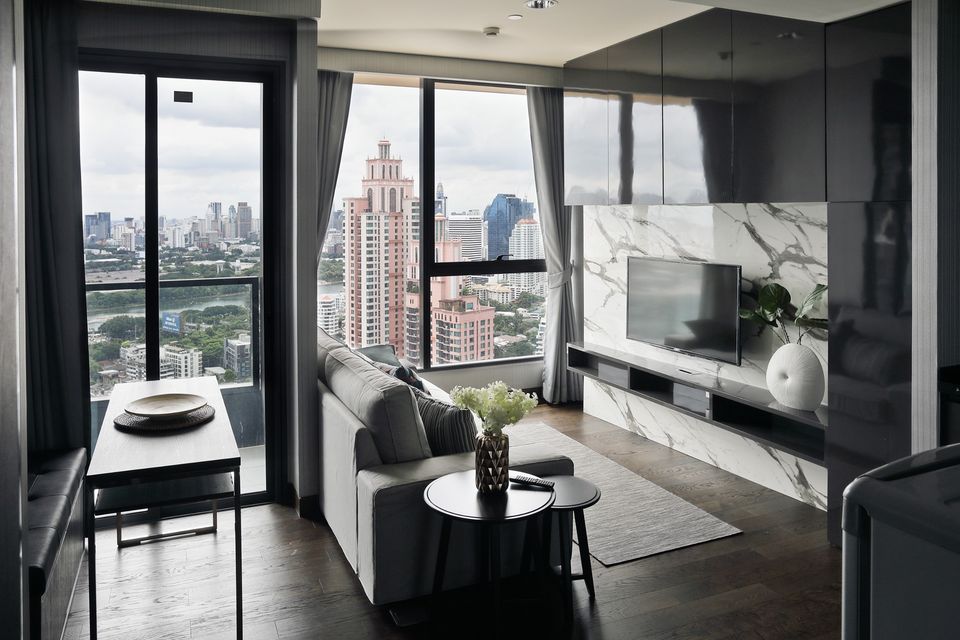For RentCondoSukhumvit, Asoke, Thonglor : For rent: The Lumpini 24, corner room with 2 views, city view and pool view, no blocking buildings, open and comfortable view.