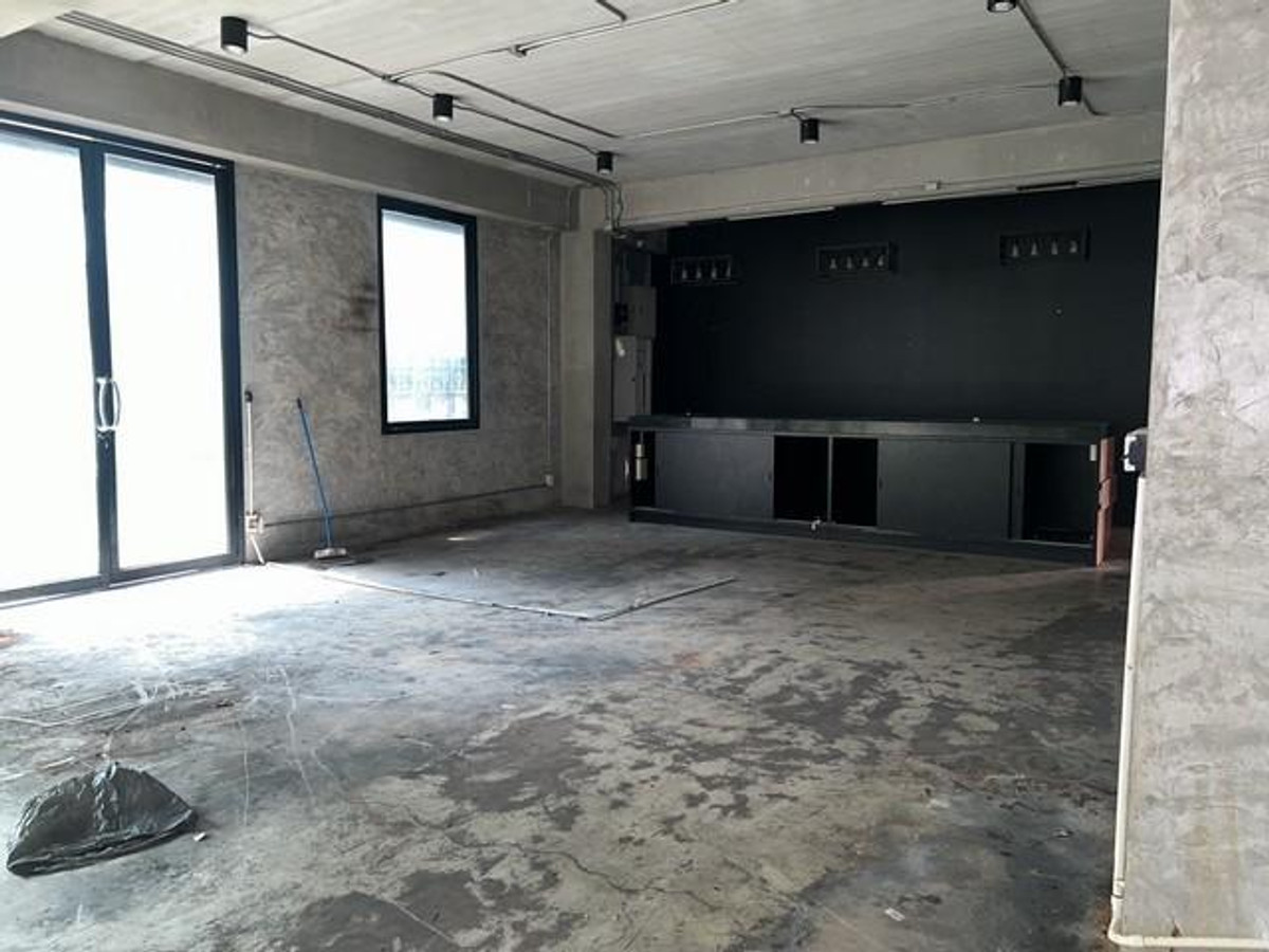 Warehouse for rent, 400 sq m, Huai Khwang area, 20 June, Ratchada, Sutthisan, near MRT Ratchada, MRT Sutthisan, warehouse 8 meters high, door 4 meters high. Loading...