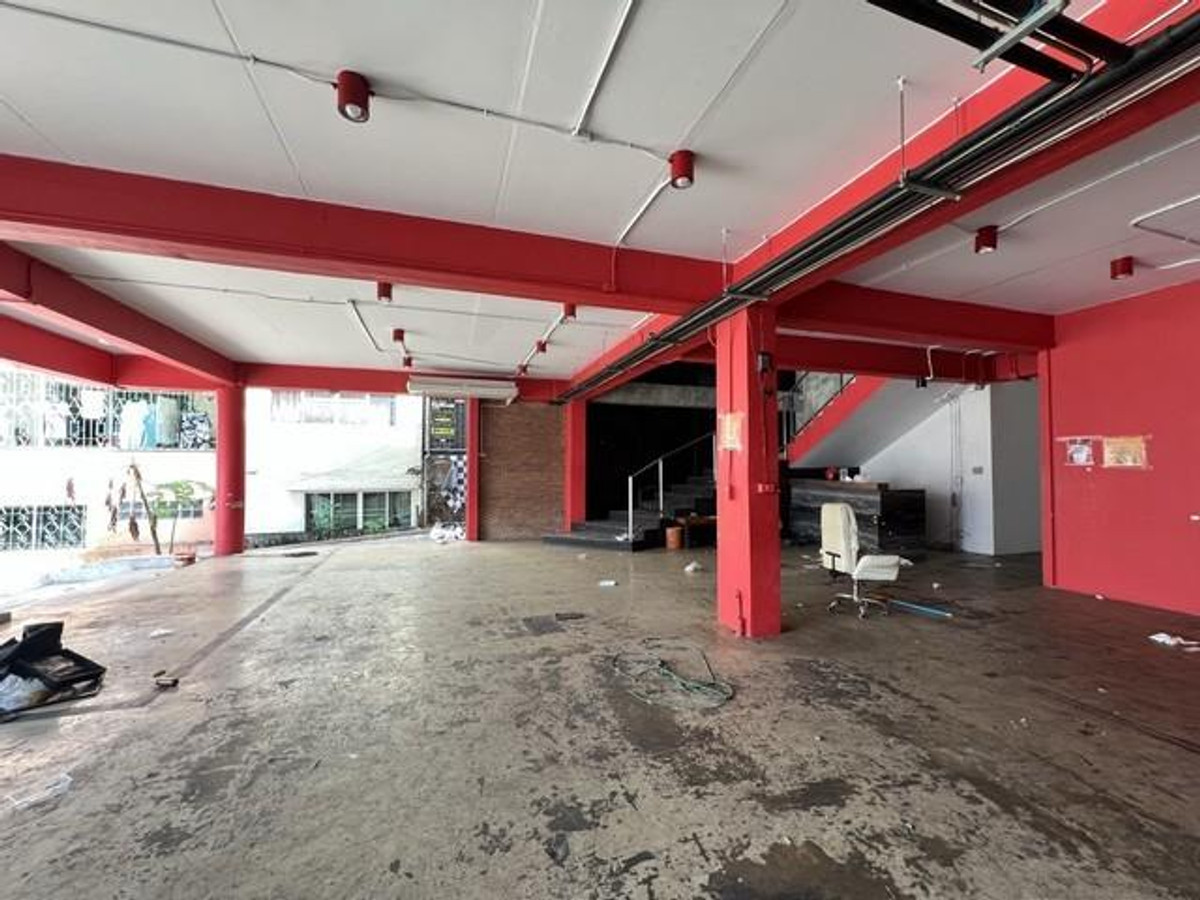 Warehouse for rent, 400 sq m, Huai Khwang area, 20 June, Ratchada, Sutthisan, near MRT Ratchada, MRT Sutthisan, warehouse 8 meters high, door 4 meters high. Loading...