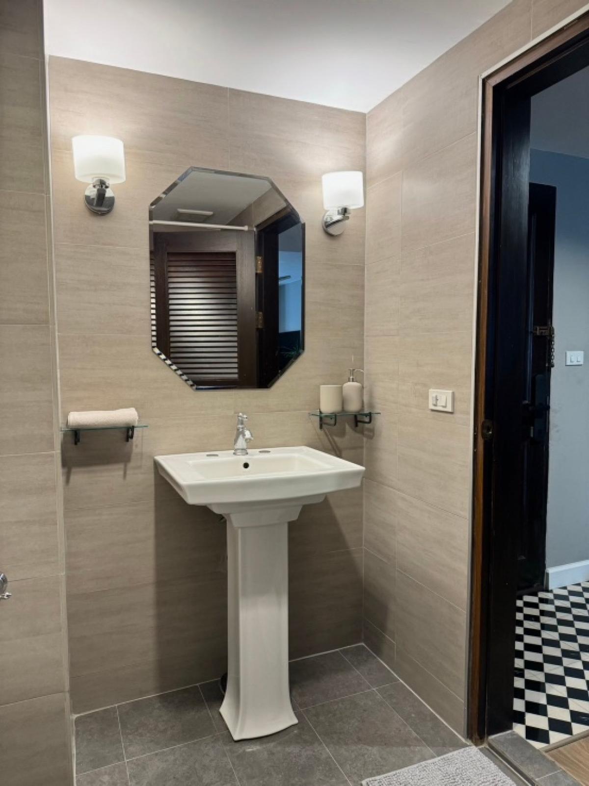 ให้เช่าคอนโดวิทยุ ชิดลม หลังสวน : 🔥ให้เช่าด่วน🔥* โครงสร้างแข็งแรง รอดพ้นแผ่นดินไหว * ห้องสวย เฟอร์ครบ ใจกลางเมือง – 200 meters จาก BTS ราชดำริ พร้อมเข้าอยู่!