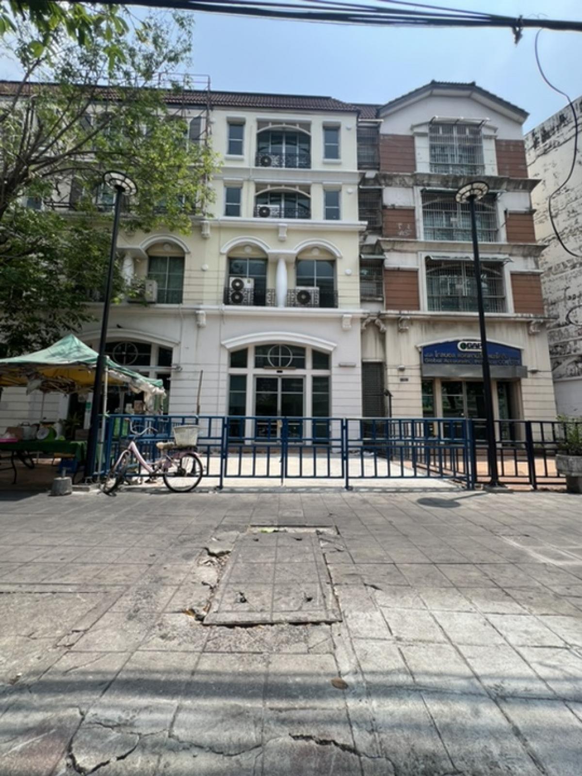 For SaleTownhomeLadprao, Central Ladprao : ✨ Renovated the entire interior ✨ Baan Klang Muang Ratchada-Lat Phrao intersection / front of the house next to the main road / 411 sq m. ‼️