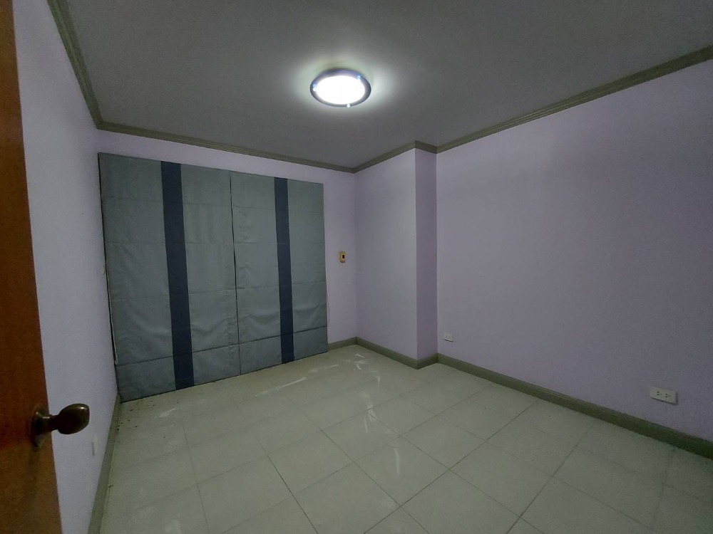 For SaleCondoChokchai 4, Ladprao 71, Ladprao 48, : Condo near the Yellow Line, in front of Big C Lat Phrao, 2 bedrooms, 1 bathroom, price less than two million.