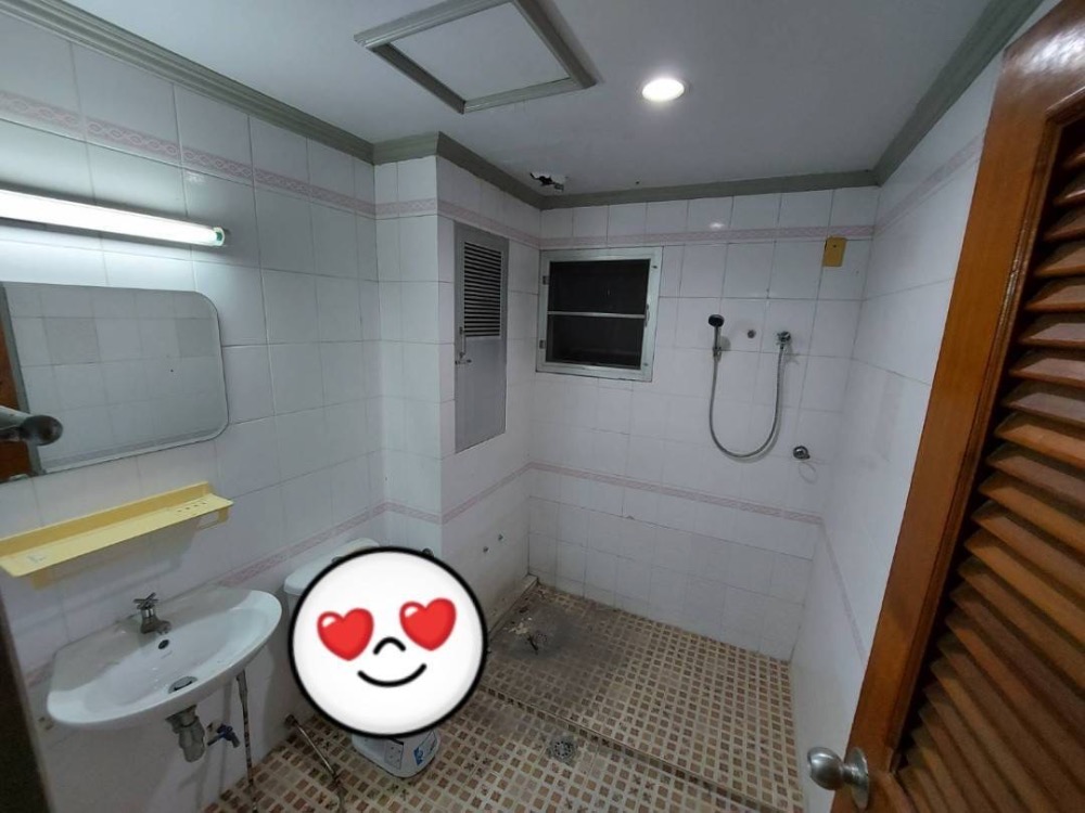 For SaleCondoChokchai 4, Ladprao 71, Ladprao 48, : Condo near the Yellow Line, in front of Big C Lat Phrao, 2 bedrooms, 1 bathroom, price less than two million.