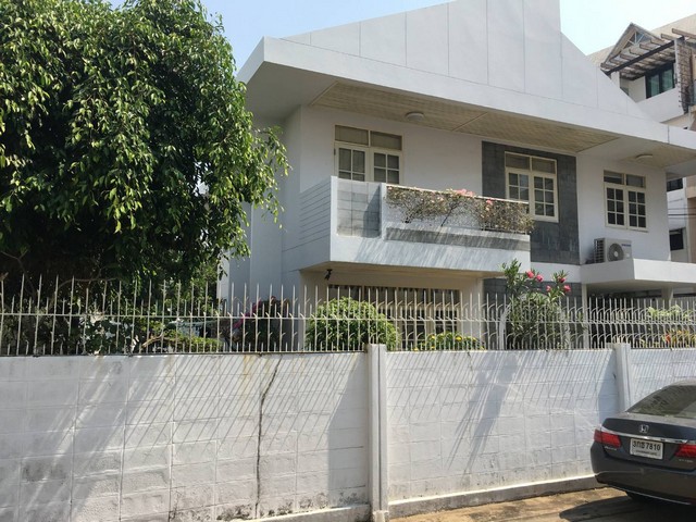 ขายบ้านสาทร นราธิวาส : ขายบ้านเดี่ยว 2 ชั้น หลังมุม สไตล์วินเทจ 71 ตรว. ซอยเย็นอากาศ ย่านสาทร สภาพแวดล้อมดี เงียบสงบ ใกล้ One Bangkok 