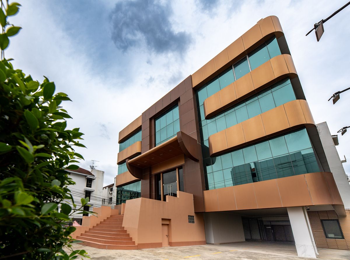 For RentOfficeRamkhamhaeng, Hua Mak : Most Beautiful 5-Story Building in Town-in-Town | Next to Expressway | 1,500 sq.m. | 20 Parking Spaces