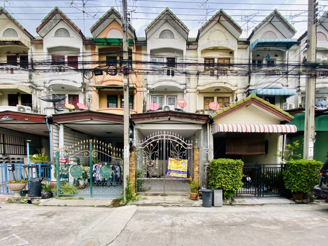 For SaleTownhomeChaengwatana, Muangthong : Townhome for sale, Pak Kret, Soi Wat Ku, Sermsuk Nakhon Village Usable area 200 square meters, size 19.9 square wa, cheap price