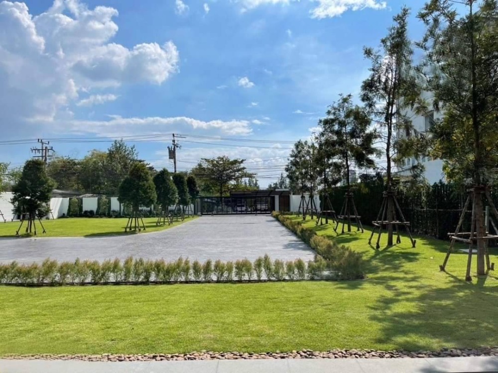 For SaleHouseNawamin, Ramindra : 📢👇Luxury house with private swimming pool Spacious space, decorated in modern style, airy and comfortable. Auspicious house number.