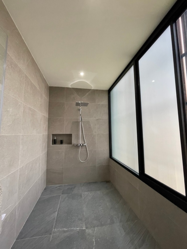 For SaleHouseNawamin, Ramindra : 📢👇Luxury house with private swimming pool Spacious space, decorated in modern style, airy and comfortable. Auspicious house number.