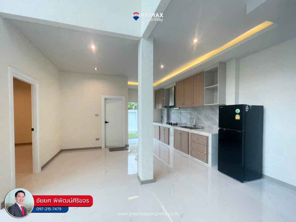 For SaleHouseSamut Prakan,Samrong : House for sale, Thepharak, Sri Charoen Villa Village, next to the main road, first-hand house with swimming pool (corner house)