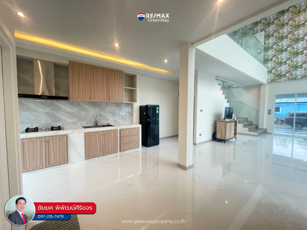 For SaleHouseSamut Prakan,Samrong : House for sale, Thepharak, Sri Charoen Villa Village, next to the main road, first-hand house with swimming pool (corner house)