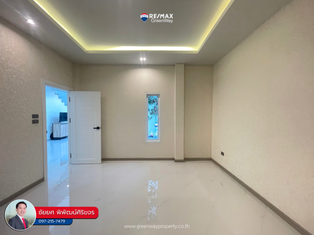 For SaleHouseSamut Prakan,Samrong : House for sale, Thepharak, Sri Charoen Villa Village, next to the main road, first-hand house with swimming pool (corner house)