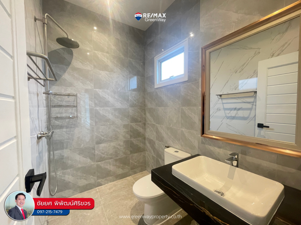 For SaleHouseSamut Prakan,Samrong : House for sale, Thepharak, Sri Charoen Villa Village, next to the main road, first-hand house with swimming pool (corner house)