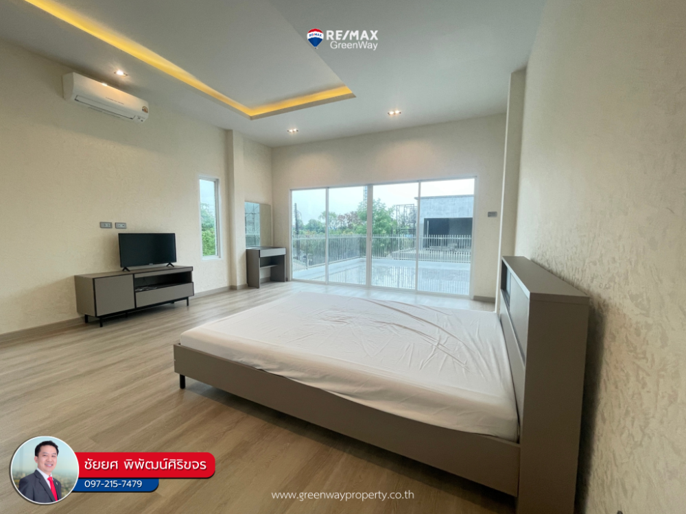 For SaleHouseSamut Prakan,Samrong : House for sale, Thepharak, Sri Charoen Villa Village, next to the main road, first-hand house with swimming pool (corner house)