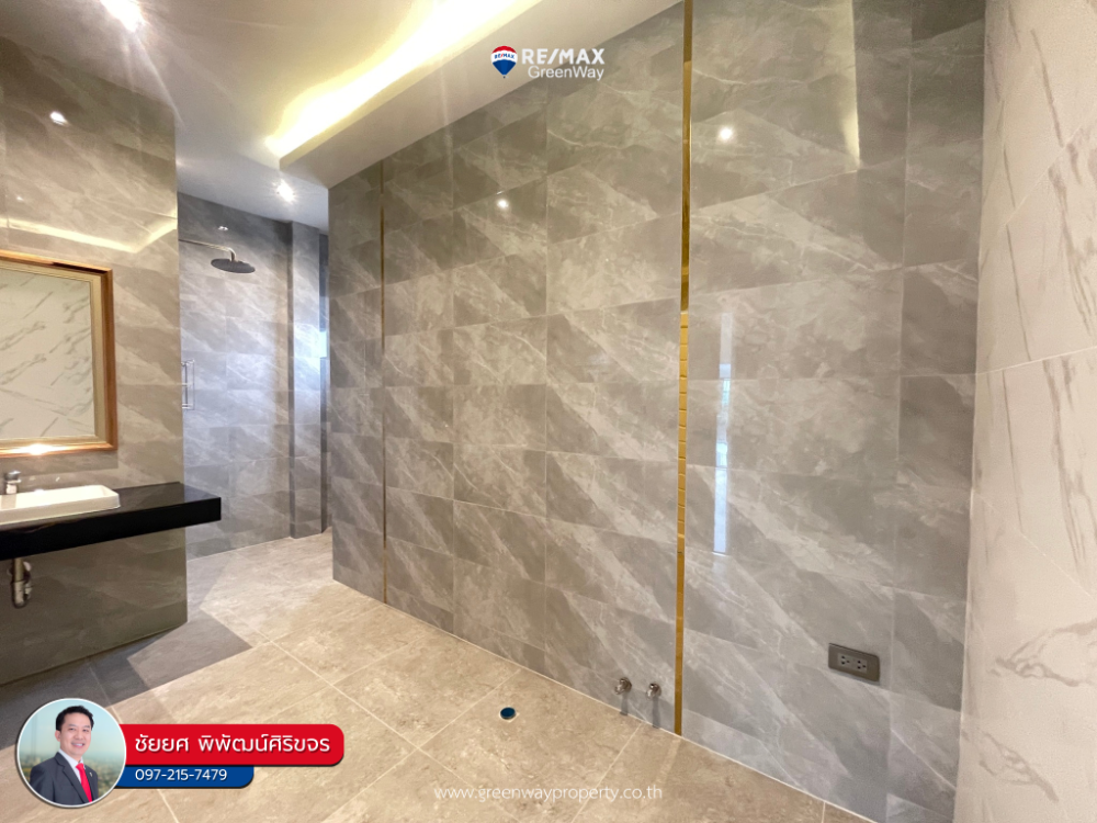 For SaleHouseSamut Prakan,Samrong : House for sale, Thepharak, Sri Charoen Villa Village, next to the main road, first-hand house with swimming pool (corner house)