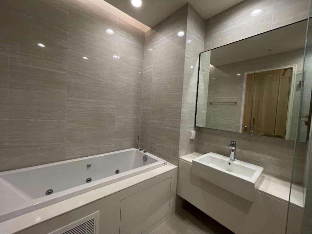 ให้เช่าคอนโดสาทร นราธิวาส : Anil Sathorn 12 Room for Rent 2B2B Corner Room