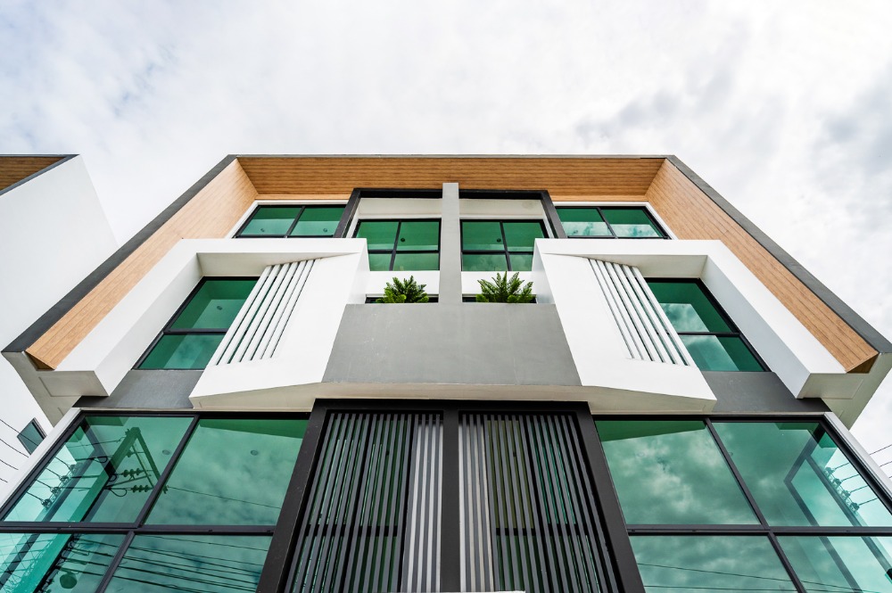 For SaleTownhomePattanakan, Srinakarin : Urgent sale!! Semi-detached house in the middle of the city.
