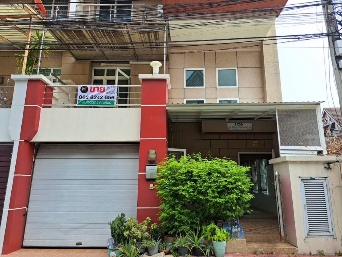 For SaleTownhomeLadprao101, Happy Land, The Mall Bang Kapi : 3-story townhome, Merit Place Ladprao 87, Phase 2 ,Corner house has space on the side that can be extended to an additional size of 30.3 square meters , 3 bedrooms, 3 bathrooms