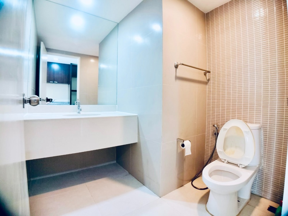 ขายคอนโดนานา : ขายด่วน ราคาถูกที่สุด!  Urgent sell in the lowest price/ sq.m in the building!! The Trendy Condominium