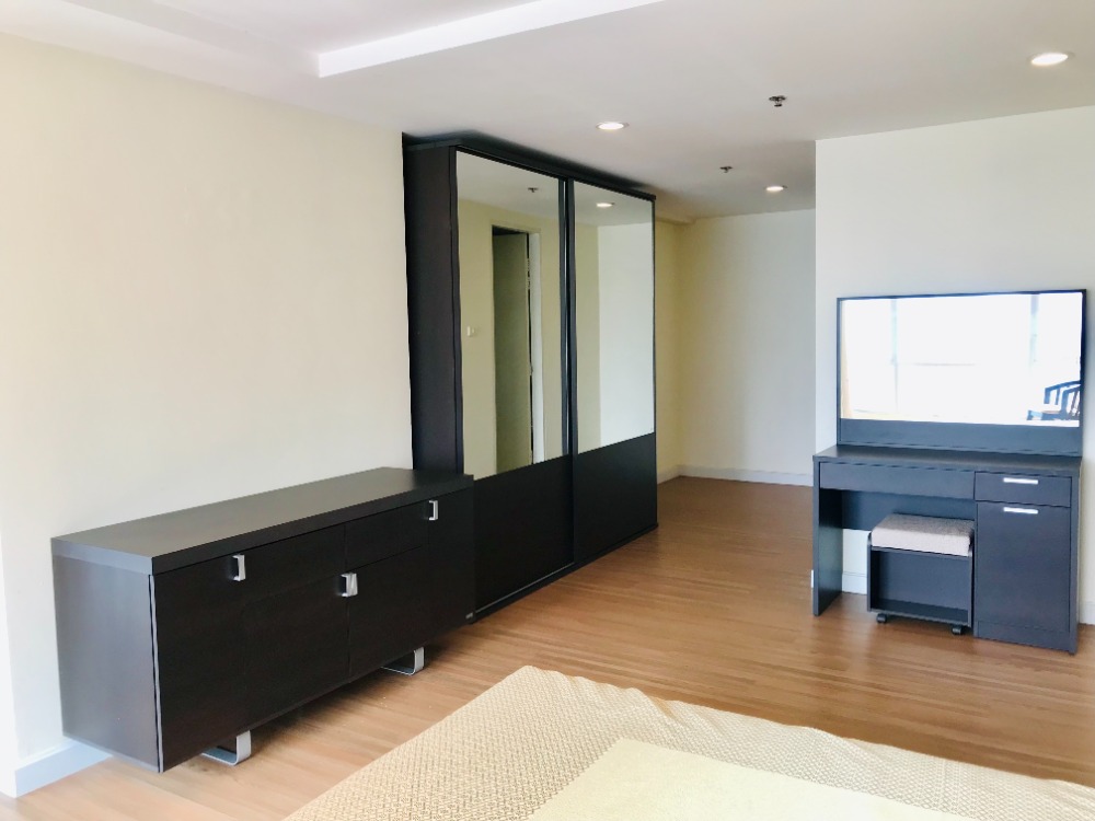 ขายคอนโดนานา : ขายด่วน ราคาถูกที่สุด!  Urgent sell in the lowest price/ sq.m in the building!! The Trendy Condominium